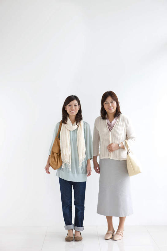 东方人,背,两个人,家庭,母亲,女儿,站,笑,微笑,露齿笑,竖图,室内,白天,白色背景,正面,亚洲,一条,服装,装饰,包,皮包,注视,休闲装,黄种人,两个,衣服,黄色,白色,围巾,背着,观察,看,站着,休闲,温暖,温馨,母女,一家人,休闲服,母爱,摄影,服饰,影棚,围脖,观看,保暖,华丽,单肩包,点缀,和睦,察看,御寒,关注,衬托,美观,雅致,雅观,年轻女性,女人,女性,中年女性,亚洲人,站立,彩图,全身,影棚拍摄,拍摄,融洽