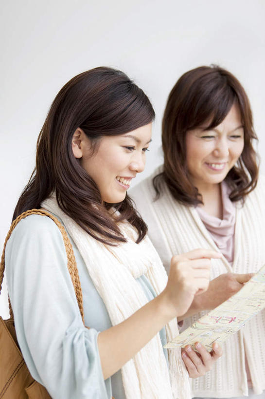 东方人,背,两个人,家庭,母亲,女儿,站,笑,微笑,露齿笑,竖图,室内,白天,白色背景,正面,道路,地图,亚洲,一条,服装,装饰,信息,包,皮包,交通,拿,拿着,注视,休闲装,黄种人,方向,一个,衣服,黄色,白色,围巾,背着,观察,看,站着,休闲,温暖,温馨,母女,一家人,休闲服,母爱,摄影,服饰,影棚,单个,围脖,观看,引导,指引,保暖,华丽,单肩包,点缀,和睦,察看,御寒,关注,衬托,美观,雅致,雅观,年轻女性,女人,女性,中年女性,亚洲人,站立,半身,彩图,影棚拍摄,拍摄,融洽,导航