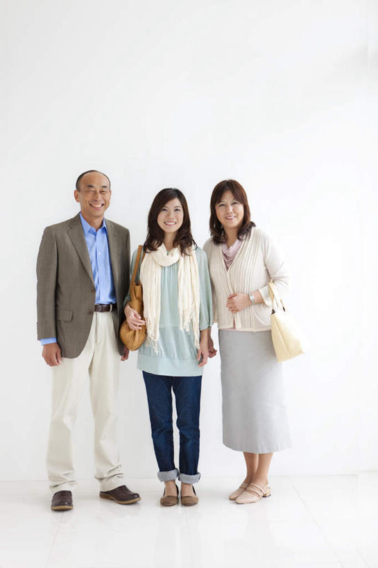 东方人,背,三个人,家庭,夫妻,母亲,父亲,女儿,站,笑,微笑,露齿笑,竖图,室内,白天,白色背景,正面,爱情,亚洲,一排,服装,整齐,包,皮包,浪漫,注视,休闲装,黄种人,排列,衣服,黄色,白色,背着,观察,看,站着,休闲,温暖,温馨,父女,母女,三口之家,一家人,休闲服,恩爱,父爱,母爱,恋人,摄影,服饰,影棚,观看,单肩包,和睦,察看,队列,关注,男人,男性,年轻女性,女人,女性,中年男性,中年女性,亚洲人,年轻人,夫妇,情侣,站立,彩图,全身,影棚拍摄,拍摄,伴侣,融洽