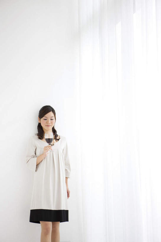 红酒,葡萄酒,东方人,一个人,站,笑,微笑,竖图,室内,白天,白色背景,正面,窗帘,杯子,亚洲,仅一个年轻女性,仅一个女性,仅一个人,服装,装饰,高脚杯,墙,红酒杯,酒类,一杯,拿,拿着,注视,休闲装,黄种人,墙壁,墙面,玻璃制品,酒,饮料,衣服,白色,帘子,酒杯,观察,看,站着,休闲,休闲服,遮阳,红葡萄酒,摄影,服饰,影棚,观看,华丽,修饰,点缀,察看,关注,衬托,美观,雅致,雅观,年轻女性,女人,女性,亚洲人,长发,卷发,玻璃杯,站立,半身,彩图,影棚拍摄,拍摄