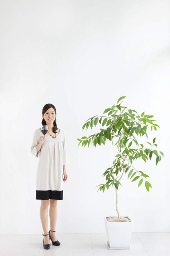 红酒,葡萄酒,东方人,一个人,站,笑,微笑,露齿笑,竖图,室内,白天,白色背景,正面,高跟鞋,裙子,时尚,植物,杯子,鞋子,亚洲,仅一个年轻女性,仅一个女性,仅一个人,服装,装饰,高脚杯,盆栽,盆景,红酒杯,酒类,一杯,拿,拿着,注视,休闲装,黄种人,玻璃制品,酒,饮料,衣服,绿色,白色,黑色,自然,酒杯,观察,看,站着,休闲,休闲服,红葡萄酒,短裙,摄影,服饰,影棚,生长,成长,观看,半身裙,华丽,修饰,点缀,察看,关注,时髦,衬托,美观,雅致,雅观,时兴,年轻女性,女人,女性,亚洲人,长发,卷发,玻璃杯,站立,彩图,全身,影棚拍摄,拍摄