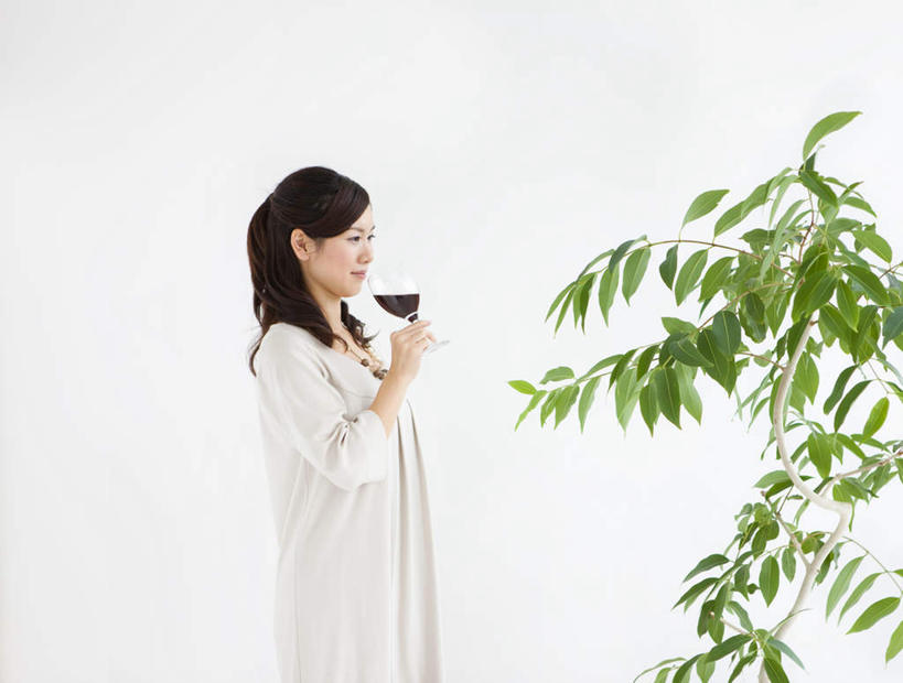 红酒,葡萄酒,东方人,一个人,站,笑,微笑,横图,室内,白天,白色背景,侧面,杯子,叶子,亚洲,仅一个年轻女性,仅一个女性,仅一个人,许多,服装,装饰,高脚杯,绿叶,红酒杯,酒类,一杯,拿,拿着,注视,休闲装,黄种人,玻璃制品,酒,饮料,衣服,白色,酒杯,观察,看,站着,休闲,休闲服,嫩叶,红葡萄酒,摄影,服饰,影棚,观看,华丽,修饰,点缀,察看,关注,衬托,美观,雅致,雅观,年轻女性,女人,女性,亚洲人,长发,卷发,叶,叶片,玻璃杯,站立,半身,彩图,影棚拍摄,拍摄