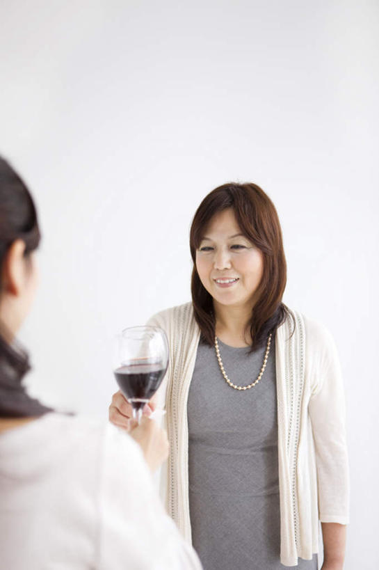 红酒,葡萄酒,东方人,背部,两个人,家庭,母亲,女儿,站,笑,微笑,露齿笑,竖图,室内,特写,白天,白色背景,正面,杯子,亚洲,服装,朦胧,模糊,庆祝,高脚杯,红酒杯,酒类,两杯,拿,拿着,休闲装,黄种人,相视,玻璃制品,酒,饮料,衣服,酒杯,干杯,碰杯,站着,休闲,温暖,温馨,母女,一家人,面对面,休闲服,红葡萄酒,交际,母爱,友好,摄影,服饰,影棚,对视,庆贺,和睦,礼仪,相对,敬酒,相看,劝酒,年轻女性,女人,女性,中年女性,亚洲人,长发,卷发,玻璃杯,站立,半身,彩图,影棚拍摄,拍摄,融洽