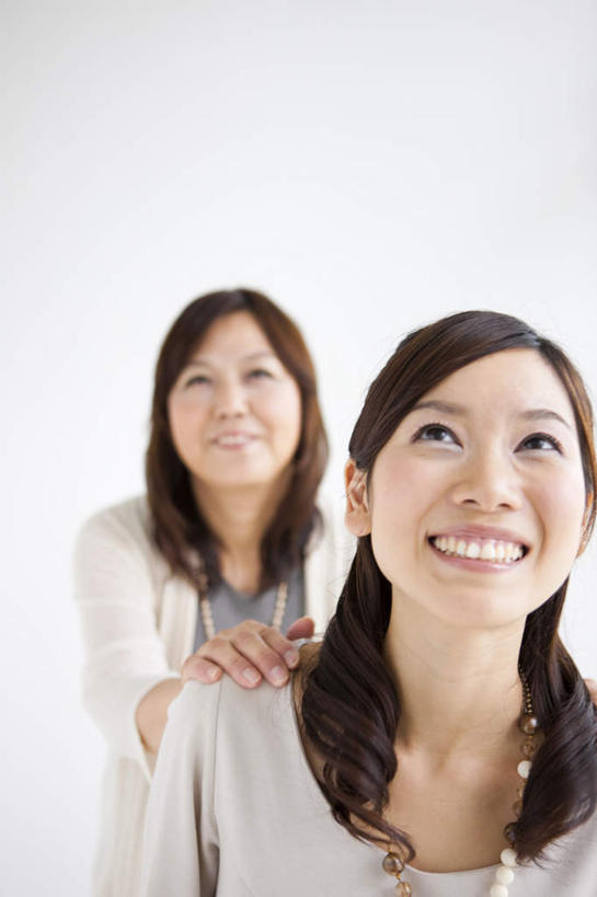 东方人,两个人,家庭,母亲,女儿,站,笑,微笑,露齿笑,竖图,室内,白天,白色背景,仰视,亚洲,撑,服装,注视,休闲装,黄种人,肩膀,衣服,观察,看,站着,休闲,温暖,温馨,母女,一家人,休闲服,母爱,摄影,服饰,影棚,观看,和睦,察看,撑着,关注,年轻女性,女人,女性,中年女性,亚洲人,长发,卷发,抬头,仰头,站立,半身,彩图,低角度拍摄,影棚拍摄,拍摄,融洽