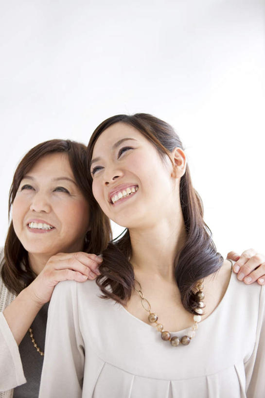 东方人,脸,头,脸颊,手,两个人,家庭,母亲,女儿,站,笑,微笑,露齿笑,竖图,室内,特写,白天,白色背景,正面,项链,亚洲,双手,一根,撑,服装,注视,休闲装,黄种人,肩膀,装饰品,衣服,饰品,首饰,观察,看,站着,休闲,温暖,温馨,母女,一家人,手部,休闲服,母爱,摄影,服饰,影棚,观看,和睦,察看,撑着,关注,年轻女性,女人,女性,中年女性,亚洲人,头部,长发,卷发,脸部,脸蛋,面部,站立,半身,彩图,影棚拍摄,拍摄,融洽