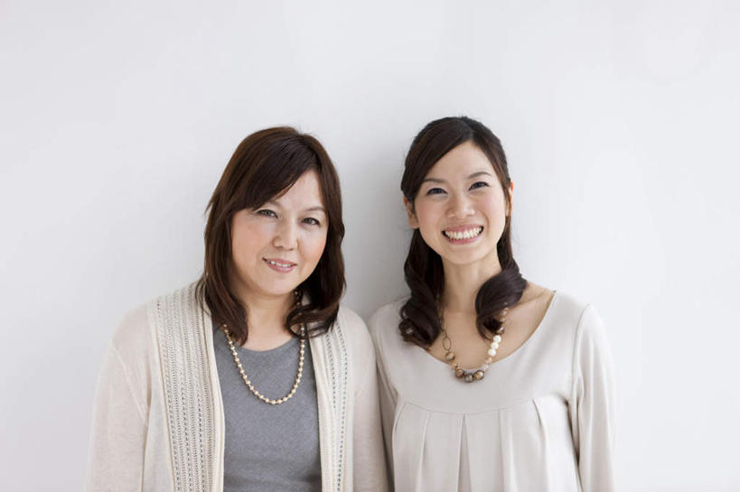 东方人,两个人,家庭,母亲,女儿,站,笑,微笑,露齿笑,横图,室内,特写,白天,白色背景,正面,项链,亚洲,两根,服装,注视,休闲装,黄种人,装饰品,衣服,饰品,首饰,观察,看,站着,休闲,温暖,温馨,母女,一家人,休闲服,母爱,摄影,服饰,影棚,观看,和睦,察看,关注,年轻女性,女人,女性,中年女性,亚洲人,长发,卷发,站立,半身,彩图,影棚拍摄,拍摄,融洽