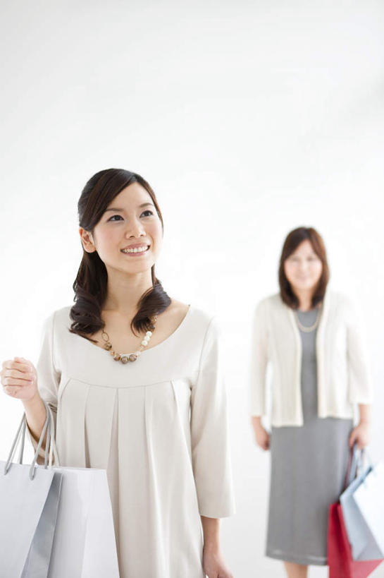 东方人,两个人,家庭,母亲,女儿,站,笑,微笑,露齿笑,竖图,室内,白天,白色背景,正面,购物,消费,袋子,亚洲,服装,包装袋,手提袋,购物袋,拿,拿着,注视,休闲装,黄种人,衣服,红色,白色,灰色,观察,看,站着,四个,休闲,温暖,温馨,母女,一家人,休闲服,母爱,金融,摄影,服饰,影棚,观看,和睦,察看,购买,关注,贸易,年轻女性,女人,女性,中年女性,亚洲人,长发,卷发,站立,半身,彩图,影棚拍摄,拍摄,融洽