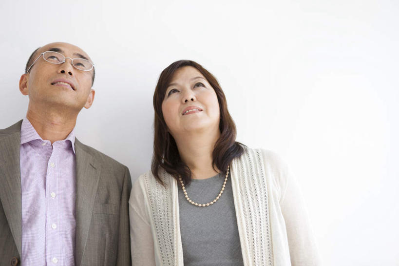 东方人,两个人,夫妻,站,横图,室内,白天,白色背景,正面,衬衫,爱情,项链,亚洲,服装,眼镜,浪漫,注视,休闲装,黄种人,装饰品,衣服,饰品,首饰,观察,看,站着,休闲,休闲服,恩爱,恋人,摄影,服饰,影棚,观看,察看,关注,近视眼镜,男人,男性,女人,女性,中年男性,中年女性,亚洲人,夫妇,情侣,抬头,仰头,站立,半身,彩图,影棚拍摄,衬衣,拍摄,伴侣