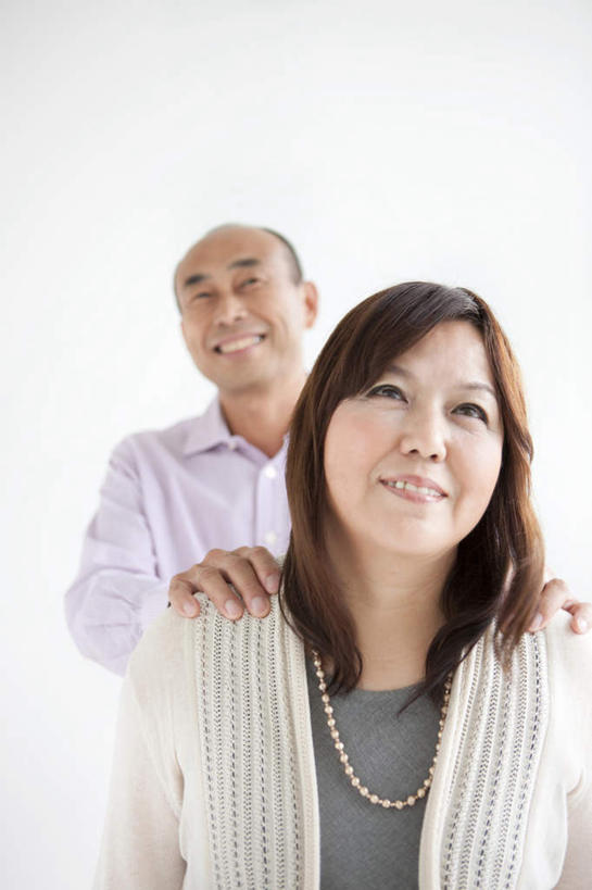 东方人,两个人,站,笑,微笑,露齿笑,竖图,室内,白天,白色背景,正面,衬衫,项链,亚洲,撑,服装,眼镜,注视,休闲装,黄种人,装饰品,衣服,饰品,首饰,观察,看,站着,休闲,休闲服,摄影,服饰,影棚,观看,察看,撑着,关注,近视眼镜,男人,男性,女人,女性,中年男性,中年女性,亚洲人,站立,半身,彩图,影棚拍摄,衬衣,拍摄