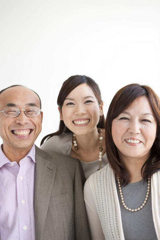 东方人,三个人,家庭,夫妻,母亲,父亲,女儿,坐,笑,微笑,露齿笑,竖图,室内,白天,白色背景,正面,衬衫,爱情,项链,亚洲,弯腰,眼镜,浪漫,注视,黄种人,装饰品,饰品,首饰,观察,看,温暖,温馨,父女,母女,一家人,恩爱,父爱,母爱,恋人,摄影,影棚,观看,和睦,察看,关注,近视眼镜,弯身,男人,男性,年轻女性,女人,女性,中年男性,中年女性,亚洲人,夫妇,情侣,坐着,半身,彩图,影棚拍摄,衬衣,拍摄,伴侣,融洽