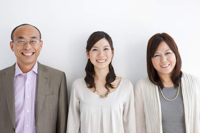 东方人,三个人,家庭,夫妻,母亲,父亲,女儿,站,笑,微笑,露齿笑,横图,室内,白天,白色背景,正面,衬衫,爱情,项链,亚洲,眼镜,浪漫,注视,黄种人,装饰品,白色,灰色,饰品,首饰,观察,看,站着,温暖,温馨,父女,母女,一家人,恩爱,父爱,母爱,恋人,摄影,影棚,观看,和睦,察看,关注,近视眼镜,男人,男性,年轻女性,女人,女性,中年男性,中年女性,亚洲人,夫妇,情侣,站立,半身,彩图,影棚拍摄,衬衣,拍摄,伴侣,融洽