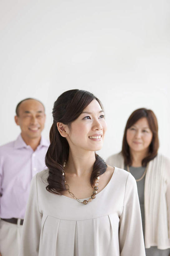 东方人,三个人,家庭,夫妻,母亲,父亲,女儿,站,笑,微笑,露齿笑,竖图,室内,白天,白色背景,正面,衬衫,爱情,项链,亚洲,眼镜,浪漫,扭头,注视,黄种人,装饰品,饰品,首饰,观察,看,站着,转头,温暖,温馨,父女,母女,一家人,恩爱,父爱,母爱,恋人,摄影,影棚,观看,和睦,察看,关注,近视眼镜,男人,男性,年轻女性,女人,女性,中年男性,中年女性,亚洲人,夫妇,情侣,站立,半身,彩图,影棚拍摄,衬衣,拍摄,伴侣,融洽