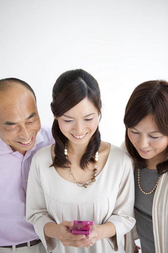 东方人,三个人,家庭,夫妻,母亲,父亲,女儿,站,笑,打电话,微笑,露齿笑,竖图,俯视,室内,白天,白色背景,衬衫,爱情,电话,手机,亚洲,服装,浪漫,拿,拿着,注视,休闲装,黄种人,通讯设备,衣服,红色,观察,看,站着,休闲,温暖,温馨,父女,母女,一家人,休闲服,恩爱,父爱,母爱,恋人,摄影,服饰,影棚,观看,和睦,察看,关注,一部,交流,男人,男性,年轻女性,女人,女性,中年男性,中年女性,亚洲人,夫妇,情侣,沟通,通话,站立,半身,彩图,高角度拍摄,影棚拍摄,衬衣,拍摄,伴侣,融洽