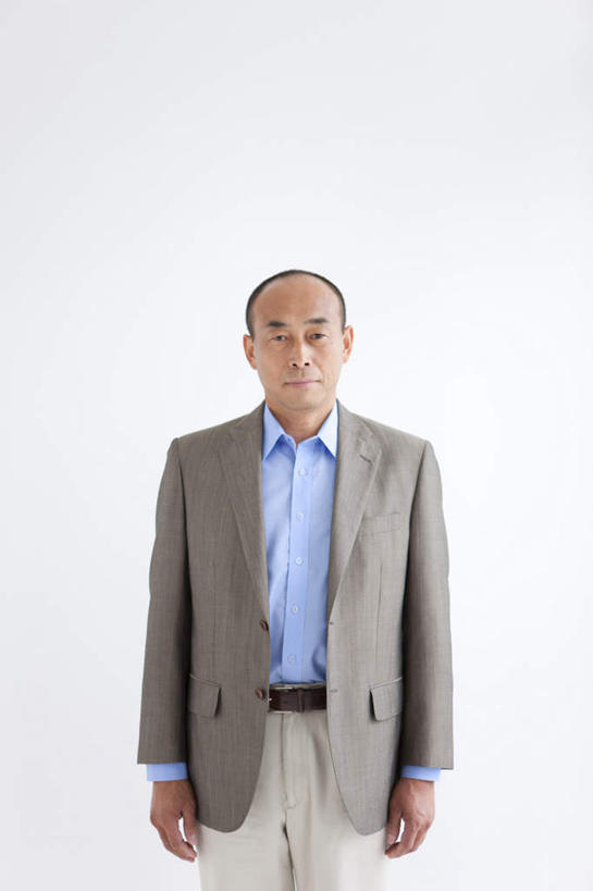 东方人,一个人,站,竖图,室内,白天,白色背景,正面,衬衫,西装,亚洲,仅一个男性,仅一个人,仅一个中年男性,正装,注视,黄种人,灰色,观察,看,站着,摄影,影棚,观看,严肃,察看,关注,男人,男性,中年男性,亚洲人,站立,半身,彩图,影棚拍摄,衬衣,拍摄