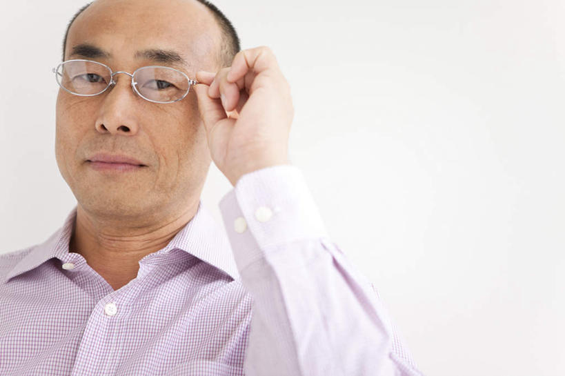 东方人,一个人,站,横图,室内,白天,白色背景,仰视,衬衫,亚洲,仅一个男性,仅一个人,仅一个中年男性,戴,眼镜,拿,拿着,注视,黄种人,白色,观察,看,站着,摄影,影棚,观看,严肃,察看,关注,近视眼镜,男人,男性,中年男性,亚洲人,站立,半身,彩图,低角度拍摄,影棚拍摄,衬衣,拍摄