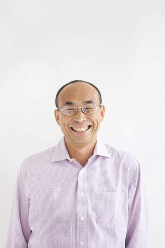 东方人,一个人,站,笑,微笑,露齿笑,竖图,室内,白天,白色背景,正面,衬衫,亚洲,仅一个男性,仅一个人,仅一个中年男性,戴,服装,眼镜,注视,休闲装,黄种人,衣服,观察,看,站着,休闲,休闲服,摄影,服饰,影棚,观看,戴着,察看,关注,近视眼镜,男人,男性,中年男性,亚洲人,站立,半身,彩图,影棚拍摄,衬衣,拍摄