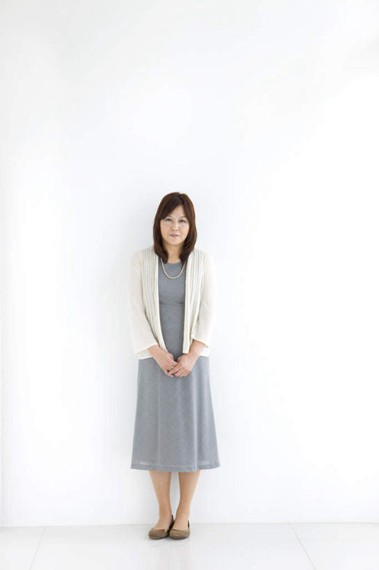 东方人,一个人,站,竖图,室内,白天,白色背景,正面,裙子,项链,亚洲,仅一个女性,仅一个人,一根,连衣裙,服装,注视,休闲装,黄种人,外套,装饰品,衣服,蓝色,白色,饰品,首饰,观察,看,手放前,站着,仅一个中年女性,休闲,休闲服,摄影,服饰,影棚,观看,察看,关注,女人,女性,中年女性,亚洲人,站立,彩图,全身,影棚拍摄,拍摄