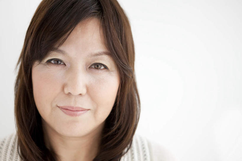 东方人,脸,头,脸颊,皱纹,一个人,站,笑,微笑,横图,室内,特写,白天,白色背景,正面,亚洲,仅一个女性,仅一个人,服装,注视,休闲装,黄种人,衣服,观察,看,站着,仅一个中年女性,休闲,眯眼,休闲服,摄影,服饰,影棚,观看,察看,关注,女人,女性,中年女性,亚洲人,头部,脸部,脸蛋,面部,站立,半身,彩图,影棚拍摄,拍摄