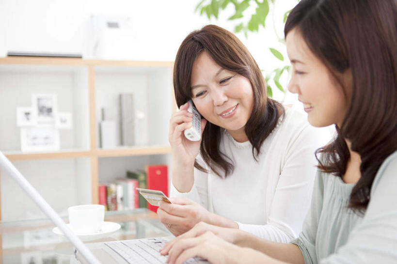 东方人,两个人,家庭,母亲,女儿,坐,笑,打电话,微笑,露齿笑,横图,室内,白天,正面,信用卡,电脑,笔记本电脑,柜子,电话,手机,书籍,亚洲,许多,敲打,服装,朦胧,模糊,装饰,网络,拿,拿着,注视,休闲装,黄种人,输入,通讯设备,衣服,橱柜,打字,观察,看,休闲,温暖,温馨,母女,一家人,休闲服,卡,母爱,储蓄卡,服饰,观看,点击,华丽,修饰,敲击,点缀,和睦,察看,无线,关注,通信设备,无线网络,无线上网,便携式电脑,一部,衬托,美观,雅致,雅观,交流,银行卡,按键,手提电脑,年轻女性,女人,女性,中年女性,亚洲人,书,图书,沟通,通话,坐着,半身,彩图,融洽