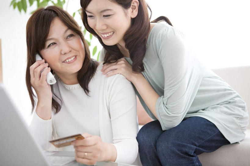 东方人,两个人,家庭,母亲,女儿,坐,笑,打电话,微笑,露齿笑,横图,室内,白天,仰视,信用卡,电脑,笔记本电脑,沙发,电话,手机,亚洲,服装,朦胧,模糊,网络,拿,拿着,注视,休闲装,黄种人,通讯设备,肩膀,衣服,白色,扶,观察,看,休闲,温暖,温馨,母女,一家人,休闲服,卡,母爱,储蓄卡,服饰,观看,和睦,察看,无线,扶着,关注,通信设备,无线网络,布艺沙发,无线上网,便携式电脑,一部,交流,银行卡,手提电脑,年轻女性,女人,女性,中年女性,亚洲人,沟通,通话,坐着,半身,彩图,低角度拍摄,融洽