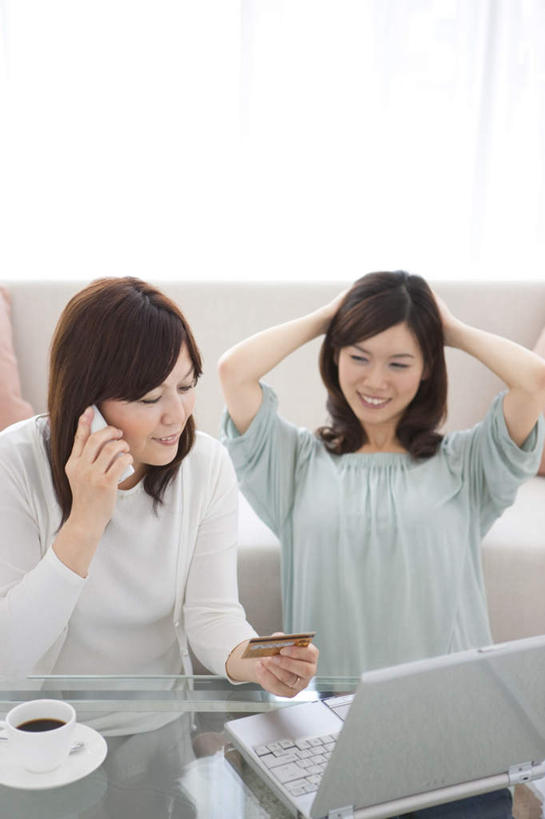 咖啡,东方人,两个人,家庭,母亲,女儿,坐,笑,打电话,微笑,露齿笑,竖图,俯视,室内,白天,幸福,电脑,笔记本电脑,窗帘,沙发,杯子,电话,手机,玻璃,亚洲,服装,朦胧,模糊,装饰,网络,碟子,一杯,茶几,注视,休闲装,黄种人,娱乐,通讯设备,玻璃制品,饮料,衣服,白色,帘子,水杯,观察,看,享受,休闲,温暖,温馨,母女,一家人,休闲服,遮阳,放松,乐趣,母爱,服饰,观看,华丽,修饰,点缀,和睦,察看,双手抱头,提神,无线,舒适,关注,醒脑,通信设备,无线网络,布艺沙发,无线上网,便携式电脑,衬托,美观,雅致,雅观,软饮料,交流,手提电脑,年轻女性,女人,女性,中年女性,亚洲人,茶杯,沟通,通话,坐着,半身,彩图,高角度拍摄,融洽