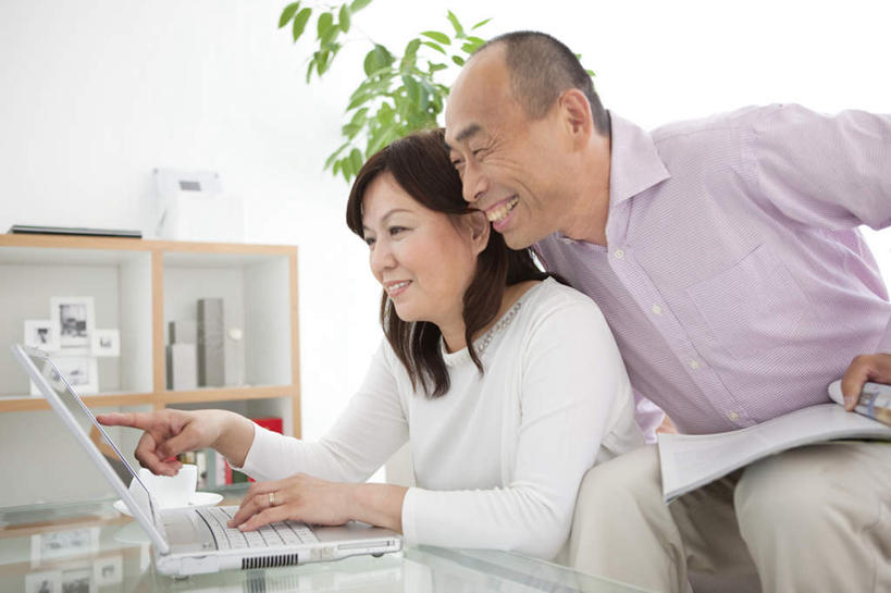 东方人,两个人,夫妻,坐,笑,微笑,露齿笑,横图,室内,白天,侧面,爱情,电脑,笔记本电脑,显示器,柜子,杯子,书籍,叶子,玻璃,亚洲,许多,指,服装,朦胧,模糊,装饰,网络,瓷器,碟子,屏幕,墙,绿叶,咖啡杯,陶瓷制品,浪漫,拿,茶几,拿着,注视,休闲装,黄种人,通讯设备,显示屏,墙壁,墙面,玻璃制品,一个,衣服,白色,橱柜,观察,看,休闲,休闲服,嫩叶,恩爱,恋人,服饰,单个,观看,华丽,修饰,点缀,察看,无线,指着,关注,瓷杯,通信设备,无线网络,无线上网,便携式电脑,输出设备,衬托,美观,雅致,雅观,手提电脑,男人,男性,女人,女性,中年男性,中年女性,亚洲人,夫妇,情侣,叶,叶片,书,图书,坐着,半身,彩图,伴侣