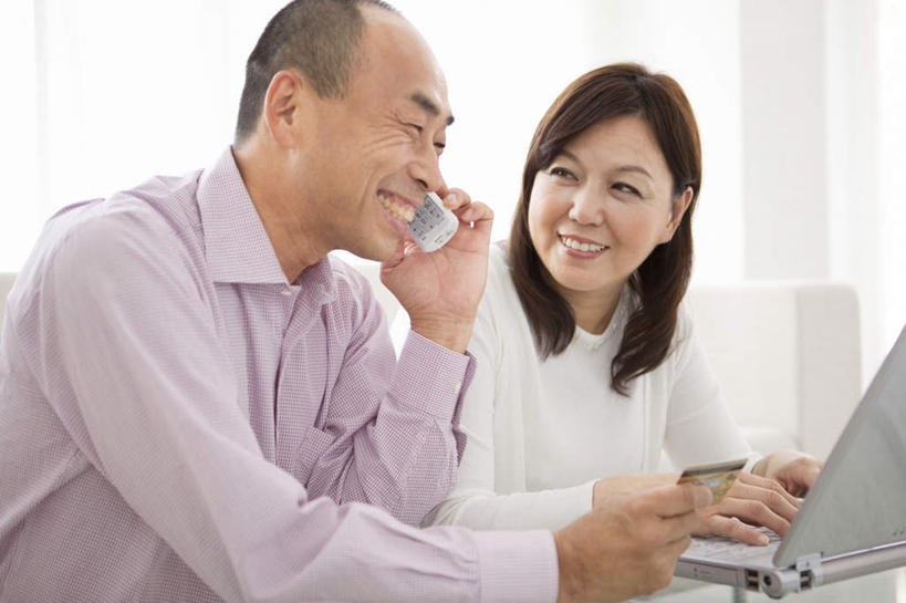 东方人,两个人,坐,笑,打电话,微笑,露齿笑,横图,室内,白天,正面,信用卡,电脑,笔记本电脑,窗户,窗帘,落地窗,沙发,电话,手机,亚洲,一张,敲打,服装,朦胧,模糊,装饰,网络,拿,拿着,注视,休闲装,黄种人,输入,通讯设备,玻璃窗,衣服,白色,帘子,打字,观察,看,休闲,休闲服,遮阳,卡,储蓄卡,服饰,观看,点击,华丽,修饰,一台,敲击,点缀,察看,无线,关注,通信设备,无线网络,布艺沙发,无线上网,便携式电脑,衬托,美观,雅致,雅观,交流,银行卡,按键,手提电脑,男人,男性,女人,女性,中年男性,中年女性,亚洲人,沟通,通话,坐着,半身,彩图