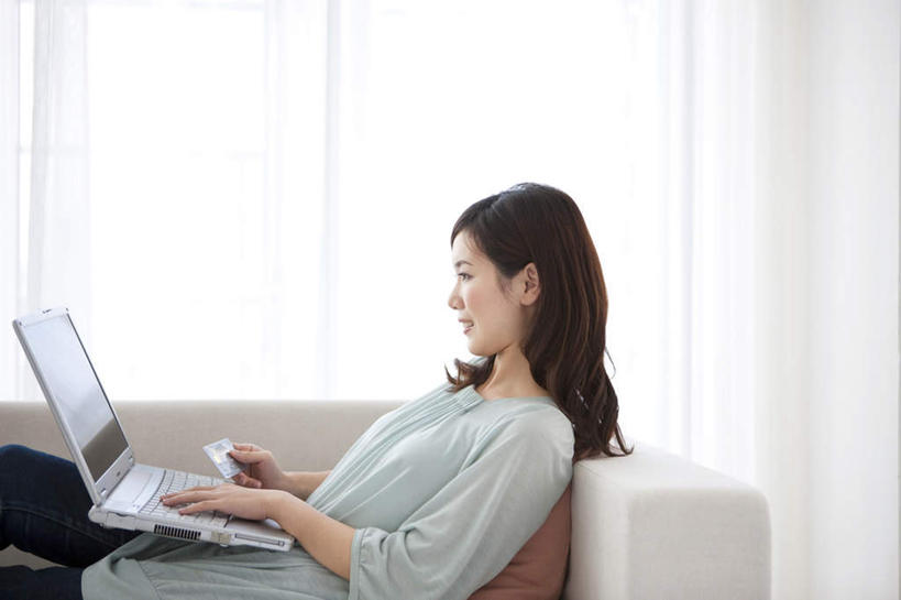 东方人,一个人,躺,笑,微笑,露齿笑,横图,室内,白天,侧面,信用卡,电脑,笔记本电脑,窗户,窗帘,靠垫,落地窗,沙发,亚洲,仅一个年轻女性,仅一个女性,仅一个人,一张,敲打,服装,朦胧,模糊,装饰,网络,靠枕,拿,拿着,注视,休闲装,黄种人,输入,通讯设备,玻璃窗,一个,衣服,白色,帘子,抱枕,枕头,打字,观察,看,靠,靠着,倚靠,休闲,休闲服,遮阳,卡,储蓄卡,服饰,单个,观看,点击,华丽,修饰,敲击,点缀,察看,无线,倚着,关注,通信设备,无线网络,布艺沙发,无线上网,便携式电脑,衬托,美观,雅致,雅观,卧着,银行卡,按键,手提电脑,年轻女性,女人,女性,亚洲人,躺着,卧,半身,彩图