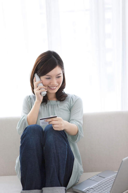 东方人,一个人,坐,笑,打电话,微笑,露齿笑,竖图,俯视,室内,白天,信用卡,电脑,笔记本电脑,窗户,窗帘,落地窗,沙发,电话,手机,亚洲,仅一个年轻女性,仅一个女性,仅一个人,一张,服装,朦胧,模糊,装饰,网络,拿,拿着,注视,休闲装,黄种人,通讯设备,玻璃窗,衣服,白色,灰色,帘子,观察,看,休闲,休闲服,遮阳,卡,储蓄卡,服饰,观看,华丽,修饰,一台,点缀,察看,无线,关注,通信设备,无线网络,布艺沙发,无线上网,便携式电脑,衬托,美观,雅致,雅观,交流,银行卡,手提电脑,年轻女性,女人,女性,亚洲人,沟通,通话,坐着,半身,彩图,高角度拍摄