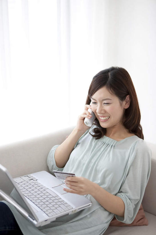 东方人,一个人,躺,笑,打电话,微笑,露齿笑,竖图,俯视,室内,白天,信用卡,电脑,笔记本电脑,窗户,窗帘,靠垫,落地窗,沙发,电话,手机,亚洲,仅一个年轻女性,仅一个女性,仅一个人,一张,服装,朦胧,模糊,装饰,网络,靠枕,拿,拿着,注视,休闲装,黄种人,通讯设备,玻璃窗,一个,衣服,红色,白色,灰色,帘子,抱枕,枕头,观察,看,靠,靠着,倚靠,休闲,休闲服,遮阳,卡,储蓄卡,服饰,单个,观看,华丽,修饰,点缀,察看,无线,倚着,关注,通信设备,无线网络,布艺沙发,无线上网,便携式电脑,衬托,美观,雅致,雅观,卧着,交流,银行卡,手提电脑,年轻女性,女人,女性,亚洲人,沟通,躺着,通话,卧,半身,彩图,高角度拍摄