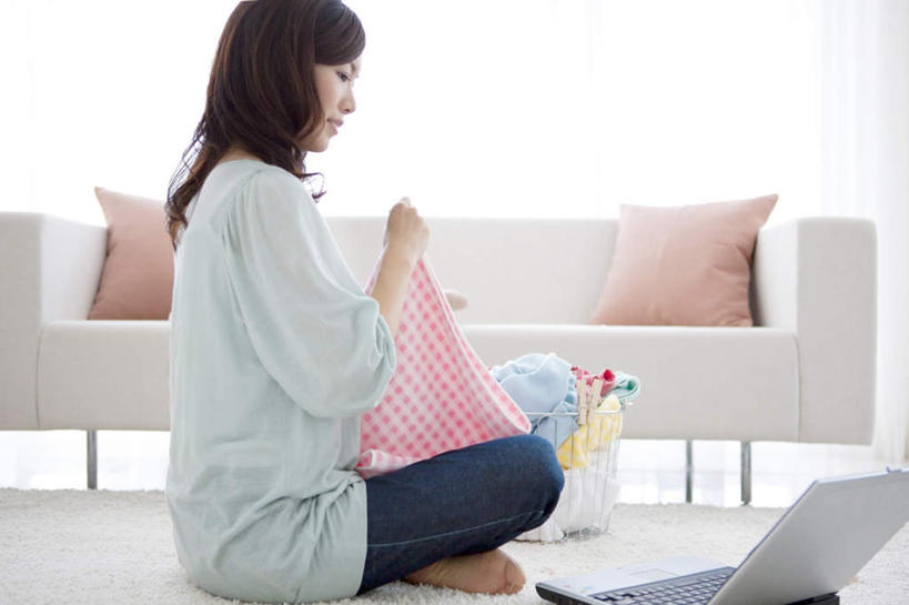 东方人,腿部,脚,脚趾,脚趾甲,腿,一个人,坐,盘腿,横图,室内,白天,侧面,电脑,笔记本电脑,窗帘,地毯,靠垫,沙发,金属制品,亚洲,仅一个年轻女性,仅一个女性,仅一个人,一块,许多,服装,朦胧,模糊,装饰,网络,金属,纺织物,篮子,靠枕,折叠,拿,拿着,注视,休闲装,黄种人,光脚,通讯设备,两个,衣服,黄色,红色,蓝色,绿色,白色,帘子,抱枕,毛巾,枕头,观察,看,清洁,休闲,赤脚,休闲服,遮阳,服饰,观看,整理,保暖,华丽,修饰,点缀,察看,无线,关注,通信设备,无线网络,布艺沙发,无线上网,便携式电脑,透气,防水,衬托,美观,雅致,雅观,储水,耐磨,吸水,手提电脑,年轻女性,女人,女性,亚洲人,脚指甲,盘腿而坐,盘膝,盘着腿的,盘着腿坐,双腿交叉,坐着,彩图,全身