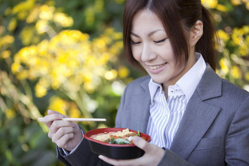 盒饭,东方人,一个人,商务人士,商务女性,站,笑,微笑,露齿笑,横图,俯视,室外,白天,午餐,植物,筷子,餐具,亚洲,仅一个年轻女性,仅一个女性,仅一个人,一双,许多,阴影,套装,朦胧,模糊,盛开,光线,便当,影子,拿,花蕾,拿着,注视,黄种人,文化,传统,花,花瓣,花朵,鲜花,树,树木,黄色,绿色,阳光,自然,碗,花苞,花蕊,观察,看,站着,便捷,生长,成长,观看,礼节,察看,便利,关注,礼仪,商务装,工薪阶层,快捷,弁当,年轻女性,女人,女性,亚洲人,白领,上班族,进餐用具,站立,半身,彩图,高角度拍摄