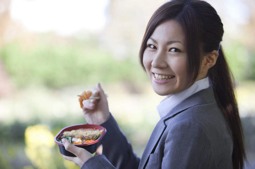 盒饭,东方人,脸,头,脸颊,手,一个人,商务人士,商务女性,站,笑,微笑,露齿笑,横图,室外,特写,白天,侧面,午餐,植物,筷子,餐具,亚洲,双手,仅一个年轻女性,仅一个女性,仅一个人,一双,阴影,套装,朦胧,模糊,光线,便当,影子,虾,拿,拿着,扭头,注视,黄种人,文化,传统,肩膀,树,树木,一个,绿色,阳光,自然,碗,观察,看,站着,转头,手部,便捷,生长,单个,成长,观看,礼节,察看,便利,夹着,关注,礼仪,商务装,工薪阶层,快捷,弁当,年轻女性,女人,女性,亚洲人,头部,脸部,脸蛋,面部,白领,上班族,进餐用具,站立,半身,彩图