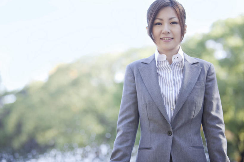 东方人,一个人,商务人士,商务女性,站,笑,微笑,露齿笑,横图,室外,白天,正面,植物,亚洲,仅一个年轻女性,仅一个女性,仅一个人,套装,朦胧,模糊,注视,黄种人,树,树木,蓝色,绿色,蓝天,天空,自然,天,观察,看,站着,生长,晴朗,成长,观看,察看,关注,商务装,工薪阶层,万里无云,年轻女性,女人,女性,亚洲人,白领,上班族,晴空,晴空万里,站立,半身,彩图