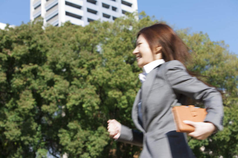 东方人,一个人,商务人士,商务男性,跑,笑,微笑,露齿笑,横图,室外,白天,仰视,衬衫,植物,亚洲,仅一个年轻女性,仅一个女性,仅一个人,阴影,套装,朦胧,模糊,光线,影子,记事本,拿,拿着,注视,黄种人,树,树木,蓝色,绿色,蓝天,天空,阳光,自然,本子,笔记本,天,观察,看,生长,晴朗,成长,观看,察看,关注,商务装,工薪阶层,万里无云,年轻女性,女人,女性,亚洲人,白领,上班族,晴空,晴空万里,跑步,半身,彩图,低角度拍摄,衬衣