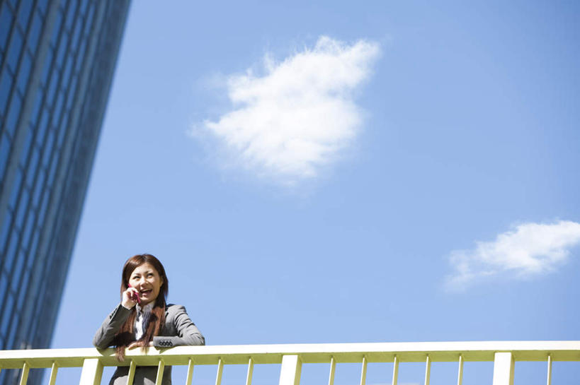 东方人,一个人,商务人士,商务女性,高楼大厦,栏杆,站,笑,打电话,微笑,露齿笑,横图,室外,白天,仰视,度假,美景,城市风光,城市,大厦,建筑,摩天大楼,电话,手机,亚洲,仅一个年轻女性,仅一个女性,仅一个人,阴影,套装,光线,影子,景观,云,云朵,围栏,拿,云彩,拿着,注视,黄种人,娱乐,通讯设备,建设,护栏,黄色,红色,蓝色,白云,蓝天,天空,阳光,天,扶,观察,看,站着,享受,休闲,景色,放松,晴朗,观看,察看,扶着,关注,商务装,工薪阶层,交流,年轻女性,女人,女性,亚洲人,白领,上班族,晴空,沟通,通话,站立,半身,彩图,低角度拍摄,大楼,高层建筑,高楼,摩天楼