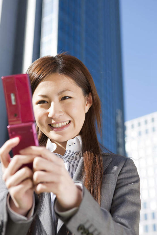东方人,脸,头,脸颊,手,一个人,商务人士,商务女性,高楼大厦,站,笑,打电话,微笑,露齿笑,竖图,室外,特写,白天,仰视,度假,美景,城市风光,城市,大厦,建筑,摩天大楼,电话,手机,亚洲,双手,仅一个年轻女性,仅一个女性,仅一个人,套装,朦胧,模糊,景观,拿,拿着,注视,黄种人,娱乐,通讯设备,建设,肩膀,红色,蓝色,蓝天,天空,天,观察,看,站着,享受,休闲,手部,景色,放松,晴朗,观看,单手,察看,关注,商务装,工薪阶层,万里无云,交流,年轻女性,女人,女性,亚洲人,头部,脸部,脸蛋,面部,白领,上班族,晴空,晴空万里,沟通,通话,站立,半身,彩图,低角度拍摄,大楼,高层建筑,高楼,摩天楼