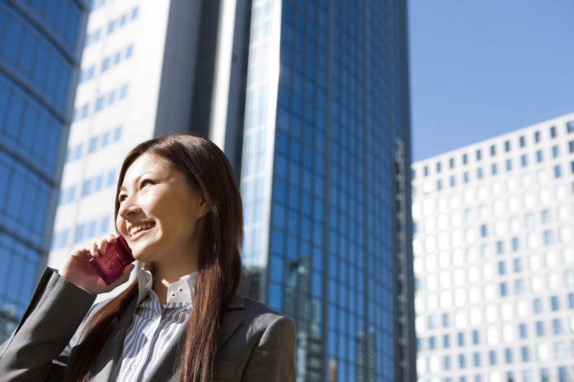 东方人,一个人,商务人士,商务女性,高楼大厦,站,笑,打电话,微笑,露齿笑,横图,室外,白天,仰视,度假,美景,城市风光,城市,大厦,建筑,摩天大楼,电话,手机,亚洲,仅一个年轻女性,仅一个女性,仅一个人,阴影,套装,光线,影子,景观,拿,拿着,注视,黄种人,娱乐,通讯设备,建设,红色,蓝色,蓝天,天空,阳光,天,观察,看,站着,享受,休闲,景色,放松,晴朗,观看,察看,关注,商务装,工薪阶层,万里无云,交流,年轻女性,女人,女性,亚洲人,白领,上班族,晴空,晴空万里,沟通,通话,站立,半身,彩图,低角度拍摄,大楼,高层建筑,高楼,摩天楼