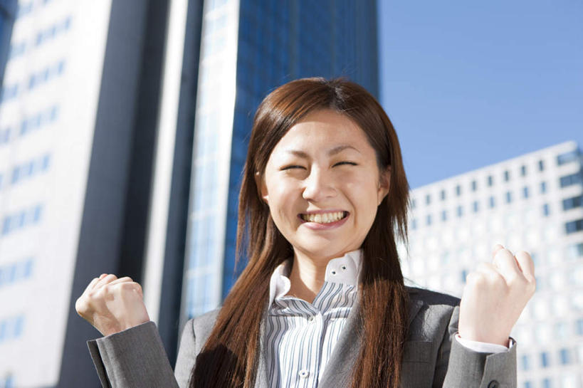 东方人,脸,头,脸颊,手,一个人,商务人士,商务女性,高楼大厦,站,笑,微笑,露齿笑,横图,室外,特写,白天,仰视,度假,美景,城市风光,城市,大厦,建筑,摩天大楼,亚洲,双手,仅一个年轻女性,仅一个女性,仅一个人,握,阴影,套装,朦胧,模糊,光线,影子,景观,注视,黄种人,娱乐,鼓励,建设,肩膀,蓝色,蓝天,天空,阳光,天,观察,加油,看,手势,握拳,站着,享受,休闲,手部,景色,放松,打气,握着,晴朗,观看,单手,察看,关注,鼓舞,商务装,工薪阶层,万里无云,年轻女性,女人,女性,亚洲人,头部,脸部,脸蛋,面部,白领,上班族,晴空,晴空万里,站立,半身,彩图,低角度拍摄,开心,大楼,高层建筑,高楼,摩天楼