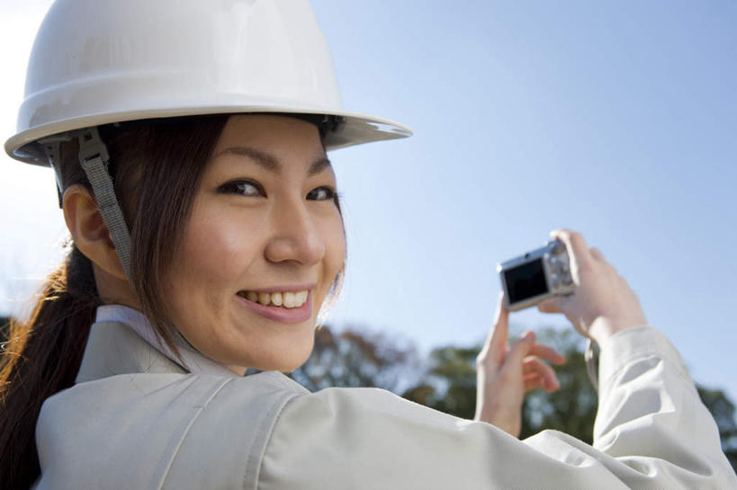 东方人,脸,头,脸颊,手,一个人,商务人士,工程师,建筑师,商务女性,站,笑,微笑,露齿笑,横图,室外,特写,白天,植物,帽子,相机,亚洲,双手,仅一个年轻女性,仅一个女性,仅一个人,戴,阴影,套装,朦胧,模糊,光线,头盔,影子,云,云朵,拿,云彩,拿着,扭头,注视,黄种人,树,树木,一个,拍照,背面,蓝色,绿色,白色,白云,蓝天,天空,阳光,自然,安全帽,数码相机,天,观察,看,站着,转头,手部,摄影,生长,晴朗,单个,成长,观看,戴着,察看,关注,商务装,工薪阶层,年轻女性,女人,女性,亚洲人,头部,脸部,脸蛋,面部,白领,上班族,照相机,晴空,技师,建筑设计师,站立,半身,彩图,照相