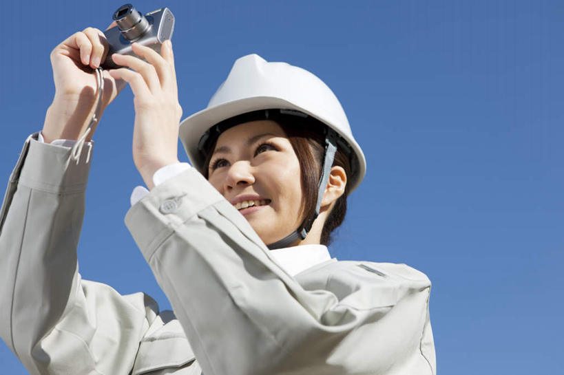 东方人,脸,头,脸颊,手,一个人,工程师,站,笑,微笑,露齿笑,横图,室外,特写,白天,仰视,工作服,制服,帽子,相机,亚洲,双手,仅一个年轻女性,仅一个女性,仅一个人,戴,阴影,服装,朦胧,模糊,光线,头盔,影子,拿,拿着,注视,休闲装,黄种人,一个,拍照,衣服,蓝色,白色,蓝天,天空,阳光,安全帽,数码相机,天,观察,看,站着,休闲,手部,休闲服,摄影,服饰,晴朗,单个,观看,戴着,察看,关注,万里无云,工作制服,年轻女性,女人,女性,亚洲人,头部,脸部,脸蛋,面部,照相机,晴空,晴空万里,技师,建筑设计师,站立,半身,彩图,低角度拍摄,工作套服,照相