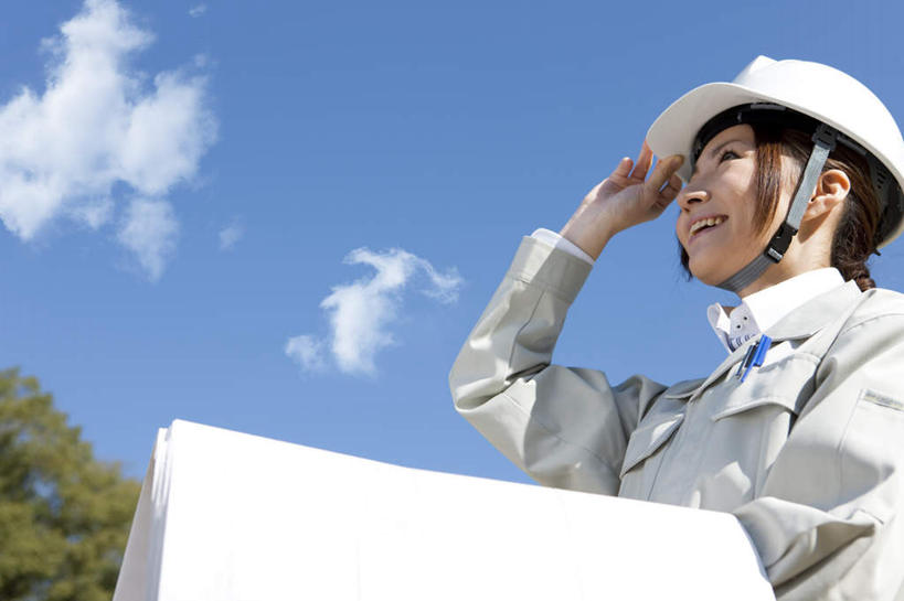 东方人,一个人,商务人士,工程师,商务女性,站,笑,微笑,露齿笑,横图,室外,白天,仰视,工作服,制服,植物,帽子,亚洲,仅一个年轻女性,仅一个女性,仅一个人,一张,握,阴影,套装,光线,头盔,图纸,影子,云,云朵,设计图,拿,云彩,拿着,注视,黄种人,树,树木,一个,蓝色,绿色,白色,白云,蓝天,天空,阳光,自然,安全帽,天,观察,看,站着,握着,生长,晴朗,单个,成长,观看,察看,关注,商务装,工程图,草图,蓝图,工薪阶层,工作制服,年轻女性,女人,女性,亚洲人,白领,上班族,设计,晴空,技师,建筑设计师,站立,半身,彩图,低角度拍摄,工作套服