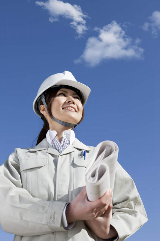 东方人,一个人,商务人士,工程师,商务女性,站,笑,微笑,露齿笑,竖图,室外,白天,仰视,工作服,制服,帽子,亚洲,仅一个年轻女性,仅一个女性,仅一个人,许多,戴,阴影,套装,光线,头盔,图纸,影子,云,云朵,设计图,拿,云彩,拿着,注视,黄种人,一个,蓝色,白色,白云,蓝天,天空,阳光,安全帽,天,观察,看,站着,晴朗,单个,观看,戴着,察看,关注,商务装,工程图,草图,蓝图,工薪阶层,工作制服,年轻女性,女人,女性,亚洲人,白领,上班族,设计,晴空,技师,建筑设计师,抬头,仰头,站立,半身,彩图,低角度拍摄,工作套服