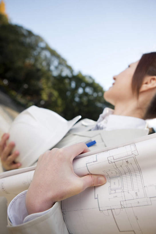 东方人,一个人,商务人士,工程师,商务女性,站,竖图,室外,白天,仰视,工作服,制服,植物,帽子,亚洲,仅一个年轻女性,仅一个女性,仅一个人,许多,阴影,套装,朦胧,模糊,光线,头盔,图纸,影子,设计图,拿,拿着,注视,黄种人,树,树木,一个,蓝色,绿色,白色,蓝天,天空,阳光,自然,安全帽,天,观察,看,站着,生长,晴朗,单个,成长,观看,察看,关注,商务装,工程图,草图,蓝图,工薪阶层,万里无云,工作制服,年轻女性,女人,女性,亚洲人,白领,上班族,设计,晴空,晴空万里,技师,建筑设计师,站立,半身,彩图,低角度拍摄,工作套服