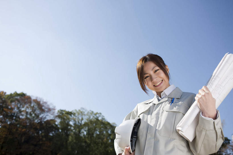 东方人,一个人,商务人士,工程师,商务女性,站,笑,微笑,露齿笑,横图,室外,白天,仰视,工作服,制服,植物,帽子,亚洲,仅一个年轻女性,仅一个女性,仅一个人,许多,阴影,套装,光线,头盔,图纸,影子,设计图,拿,拿着,注视,黄种人,树,树木,一个,蓝色,绿色,白色,蓝天,天空,阳光,自然,安全帽,天,观察,看,站着,生长,晴朗,单个,成长,观看,察看,关注,商务装,工程图,草图,蓝图,工薪阶层,万里无云,工作制服,年轻女性,女人,女性,亚洲人,白领,上班族,设计,晴空,晴空万里,技师,建筑设计师,站立,半身,彩图,低角度拍摄,工作套服