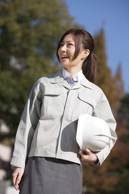 东方人,一个人,商务人士,工程师,商务女性,站,笑,微笑,露齿笑,竖图,室外,白天,仰视,工作服,制服,植物,帽子,亚洲,仅一个年轻女性,仅一个女性,仅一个人,阴影,套装,朦胧,模糊,光线,头盔,影子,拿,拿着,扭头,注视,黄种人,树,树木,一个,蓝色,绿色,白色,蓝天,天空,阳光,自然,安全帽,天,观察,看,站着,转头,生长,晴朗,单个,成长,观看,察看,关注,商务装,工薪阶层,万里无云,工作制服,年轻女性,女人,女性,亚洲人,白领,上班族,晴空,晴空万里,技师,建筑设计师,站立,半身,彩图,低角度拍摄,工作套服