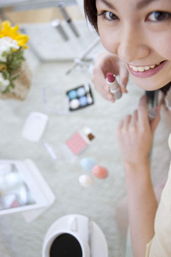 咖啡,东方人,脸,头,脸颊,手,一个人,坐,笑,微笑,露齿笑,竖图,俯视,室内,特写,白天,化妆,美容,幸福,镜子,杯子,亚洲,双手,仅一个年轻女性,仅一个女性,仅一个人,许多,护肤,服装,朦胧,模糊,盛开,反射,瓷器,碟子,咖啡杯,陶瓷制品,一杯,拿,花蕾,指甲油,拿着,注视,休闲装,黄种人,娱乐,肩膀,花,花瓣,花朵,鲜花,饮料,两朵,一个,衣服,黄色,白色,化妆镜,口红,花苞,花蕊,观察,看,保养,享受,休闲,温馨,手部,休闲服,腮红,眼影,放松,乐趣,保健,一盒,服饰,单个,化妆台,观看,镜像,察看,提神,舒适,镜面,关注,三瓶,瓷杯,醒脑,养颜,光学,软饮料,年轻女性,女人,女性,亚洲人,头部,脸部,脸蛋,面部,坐着,半身,彩图,高角度拍摄