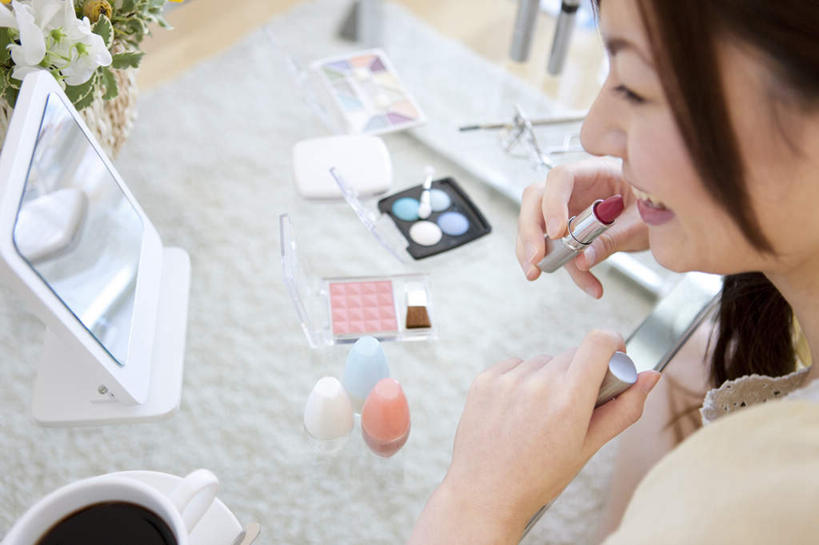 咖啡,东方人,脸,头,脸颊,手,一个人,坐,笑,微笑,露齿笑,横图,俯视,室内,特写,白天,化妆,美容,幸福,镜子,杯子,亚洲,双手,仅一个年轻女性,仅一个女性,仅一个人,许多,护肤,服装,朦胧,模糊,盛开,反射,瓷器,碟子,咖啡杯,陶瓷制品,一杯,拿,花蕾,拿着,注视,休闲装,黄种人,娱乐,肩膀,花,花瓣,花朵,鲜花,饮料,一个,衣服,粉色,红色,蓝色,绿色,紫色,白色,化妆镜,化妆刷,刷子,口红,花苞,花蕊,观察,看,保养,享受,休闲,温馨,手部,休闲服,腮红,眼影,放松,乐趣,保健,一盒,服饰,单个,化妆台,腮红刷,观看,镜像,察看,美容工具,提神,舒适,镜面,关注,瓷杯,醒脑,养颜,彩妆刷,化妆工具,光学,软饮料,年轻女性,女人,女性,亚洲人,头部,脸部,脸蛋,面部,坐着,半身,彩图,高角度拍摄