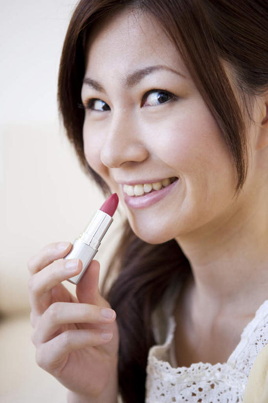 东方人,脸,头,脸颊,手,一个人,笑,微笑,露齿笑,竖图,室内,特写,白天,正面,化妆,美容,亚洲,仅一个年轻女性,仅一个女性,仅一个人,护肤,服装,朦胧,模糊,拿,拿着,注视,休闲装,黄种人,肩膀,衣服,口红,看,保养,享受,休闲,手部,休闲服,放松,保健,服饰,单手,关注,养颜,年轻女性,女人,女性,亚洲人,头部,脸部,脸蛋,面部,半身,彩图