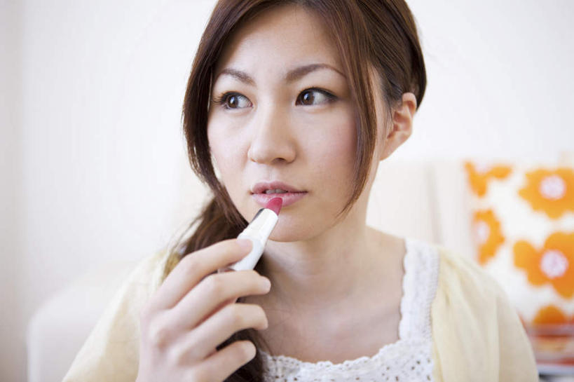 东方人,脸,头,脸颊,手,一个人,坐,横图,室内,特写,白天,正面,化妆,美容,靠垫,沙发,亚洲,仅一个年轻女性,仅一个女性,仅一个人,护肤,服装,朦胧,模糊,墙,靠枕,拿,拿着,涂抹,注视,休闲装,黄种人,肩膀,墙壁,墙面,一个,衣服,红色,白色,口红,抱枕,枕头,观察,看,保养,享受,休闲,手部,休闲服,橙色,放松,保健,服饰,单个,观看,单手,察看,关注,养颜,年轻女性,女人,女性,亚洲人,头部,脸部,脸蛋,面部,嘴唇,坐着,半身,彩图,皮沙发